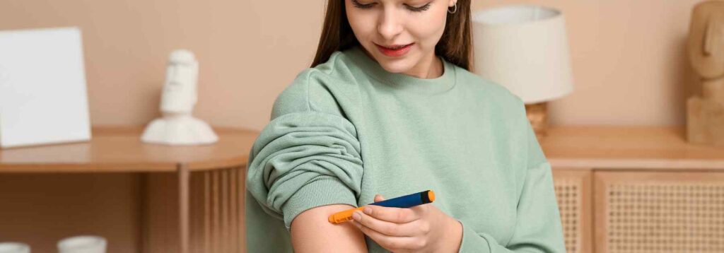 Woman injecting Mounjaro in her stomach